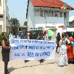 Un groupe des femmes congolaises de la RDC manifestant le 05/05/2014 devant l'ambassade de la République du Congo à Kinshasa contre le traitement subi par des ressortant de la RDC refoulés au Congo.