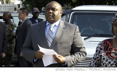 Le procureur général de la  République démocratique du Congo (RDC), Tshimanga Muteba, a  déclaré dimanche qu'il attendait la réponse du Sénat sur sa  demande de la levée de l'immunité parlementaire du sénateur et  président du Mouvement de Libération du Congo (MLC), Jean-Pierre  Bemba, a rapporté dimanche la radio Top Congo.