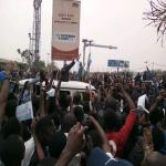 Mercredi 1er août 2018-Le sénateur Bemba salue une foule de partisans venue l'accueillir à l?aéroport de N'djili à son retour en RDC après 11 ans d'absence dont 10 en prison à la CPI. 