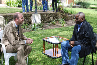 Le ministre belge à la Coopération et au développement, Charles Michel, a exprimé, au sortir d'un entretien dimanche, à Goma, avec le Président Joseph Kabila Kabange, le souhait du gouvernement de son pays de voir la Conférence sur la paix au Kivu déboucher sur une solution politique.