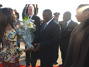 Le Prsident Joseph Kabila Kabange effectue depuis dimanche une visite officielle en Belgique,  l'invitation du roi AlbertII. Il a t salu  sa descente d'avion  l'aroport militaire Melbrock par M. Andr Flahaut et Mme Sabine Laruelle, ministres belges respectivement de la Dfense et de la Coopration. 