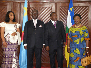 Le Président de la République Centrafricaine, François BOZIZE et son épouse Mme Monique BOZIZE sont arrivés à Kinshasa jeudi 23 Août 2007 à 19 heures 20, par l'aéroport International de Ndjili où il a été accueilli par le Ministre d'Etat congolais aux Affaires étrangères, Antipas Mbusa Nyamwisi.
