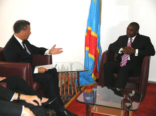 Les questions en rapport avec la relation entre la RDC et les USA ainsi que les efforts réalisés par la RDC après les élections ont été passées en revue au cours de l'entretien que le Président de la République, Joseph Kabila Kabange, a eu vendredi au Palais de la Nation avec le sénateur américain Riss Feingold.