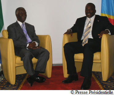 Le Président de la République, Joseph Kabila Kabange, est arrivé mercredi à Pretoria, en Afrique du Sud, où il prend part ce jeudi 3 avril 2008, aux côtés de son homologue sud-africain, Thabo Mbeki, à la réunion de la 5ème grande commission mixte RSA-RDC.
Au cours de cette réunion au sommet, les deux Chefs d'Etat procéderont à l'examen et à l'approbation du rapport élaboré par les experts des deux pays.
