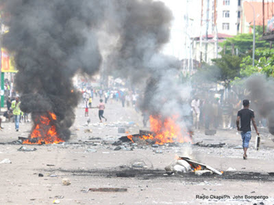 Des pneus brûlés par des manifestants sur une avenue à Kinshasa lors d'une manifestation de l'opposition à Kinshasa, le 19/09/2016. Radio Okapi/Ph. John Bompengo.