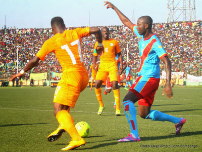 Les Léopards de la RDC (bleu) contre les Eléphants de la Côte d'Ivoire (jaune) le 11/10/2014 au stade Tata Raphael à Kinshasa