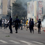 La police disperse les manifestants le 1/9/2011 à Kinshasa, lors d'une marche des opposants