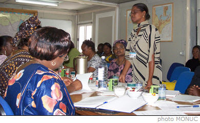 Dans le cadre d'une visite intermission de maintien de la paix des Sections Genre de la MONUC et de la MINUSTAH (Mission de l'ONU en Haïti), le bureau de la MONUC à Bukavu a organisé le 10 octobre 2007, une journée d'échange d'expériences sur le thème : «Participation des Femmes Congolaises au processus électoral en RDC : élections 2005-2006».