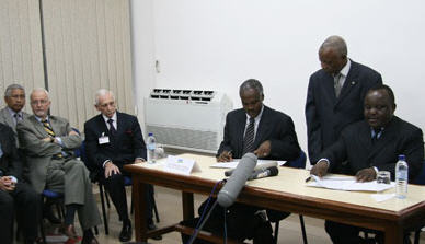 Le ministre rwandais des affaires trangres, Charles Murigande, a rencontr son collgue congolais, Mbusa Nyamwisi,  Kinshasa le 3 septembre 2007, dans le cadre d'une visite de trois jours. Cette visite est destine  consolider les relations bilatrales entre les deux pays et discuter de la prsence des ex-FAR et Interahamwe en RDC ainsi que de la situation du Gnral dissident Laurent Nkunda. 