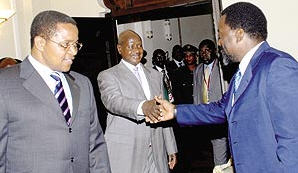 Après Ngurdoto à Arusha, c'est maintenant le tour de Dar es-Salaam d'abriter le sommet des chefs d'Etat de la République démocratique du Congo et de l'Ouganda. Entre les deux sommets, il y a eu bien sûr la réunion de la grande commission mixte des deux pays qui s'est tenue à Kampala. Trois rencontres en l'espace de sept mois sans oublier les séances de travail des experts, voilà qui fait penser à la pertinence des questions à discuter. Des sommets au goût du pétrole, celui du Lac Albert dont l'exploitation par la RDC et l'Ouganda provoque déjà des remous et des tensions.