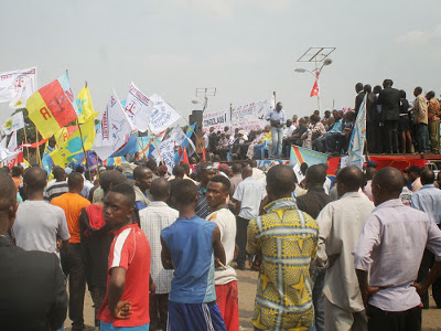 Des membres des partis politiques réunis à la place Sainte Thérèse à Ndjili pour assister au meeting de l'opposition à Kinshasa. Radio Okapi/Ph. John Bompengo