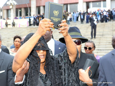 La veuve de Papa Wemba, Marie Rose Luzolo présentant la médaille au public après la décoration de la dépouille de son mari par le président Joseph Kabila à Kinshasa, le 02/05/2016. Radio Okapi/Ph. John Bompengo