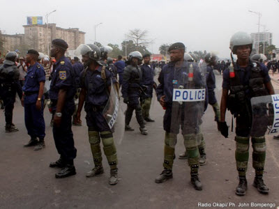 Les éléments de la Pnc à Kinshasa lors du dépôt de la candidature d'Etienne Tshisekedi le 5/09/2011