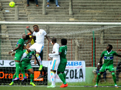 La RDC (blanc) contre la Sierra Leone (vert) le 19/11/2014 au stade Tata Raphaël à Kinshasa lors du match de la 6e et dernière journée des éliminatoires de la Can 2015-Guinée Equatoriale, score: 1-3