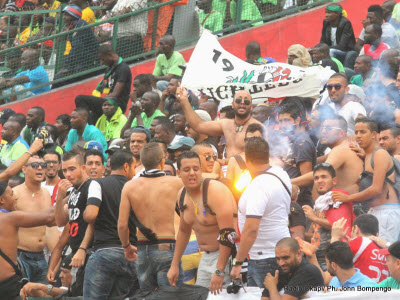 Des supporteurs du CS Sfaxien de la Tunisie le 21/09/2014 au stade Tata Raphaël à Kinshasa célébrant la réduction du score, lors du match de la demi-finale aller de la ligue des champions de la Caf contre Vita Club de la RDC, score : 1-2