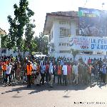 Des partisans de l?UDPS attendent l?arrivée de Felix Tshisekedi devant la permanence de leur parti à Kinshasa, le 17/04/2017. Radio Okapi/Ph. John Bompengo