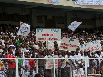 Quelques partisans de l'UDPS, le 9/08/2011 au stade des martyrs à Kinshasa, durant le meeting d'Etienne Tshisekedi