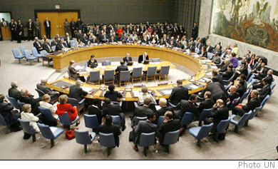 Le Conseil de sécurité a décidé aujourd'hui de proroger le déploiement de la Mission des Nations Unies en République démocratique du Congo (MONUC) jusqu'au 31 décembre 2008, l'encourageant à utiliser « tous les moyens nécessaires » pour désarmer les milices et protéger les civils.