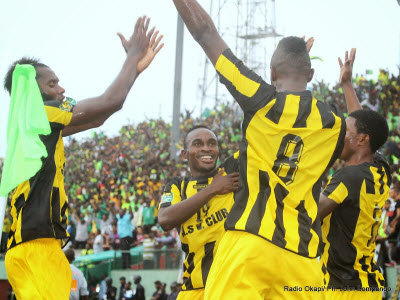 Des joueurs de Vita Club de la RDC le 21/09/2014 au stade Tata Raphaël à Kinshasa célébrant la victoire, lors du match de la demi-finale aller de la ligue des champions de la Caf contre CS Sfaxien de la Tunisie, score : 2-1