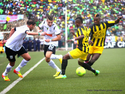 As Vita club de la RDC (jaune) contre l'Entente sportive de Sétif d'Algérie (blanche) le 26/10/2014 au stade Tata Raphaël de Kinshasa lors de la finale aller de la Ligue de champions de la Caf, score nul : 2-2.