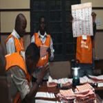 Officiers de la CEI comptent les votes
