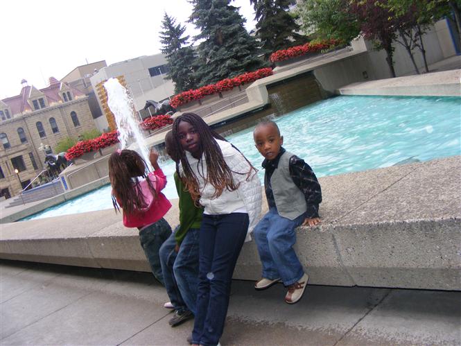 Mes enfants devant le bureau de la cité de Calgary,et mon épouse Angel au centre ville.