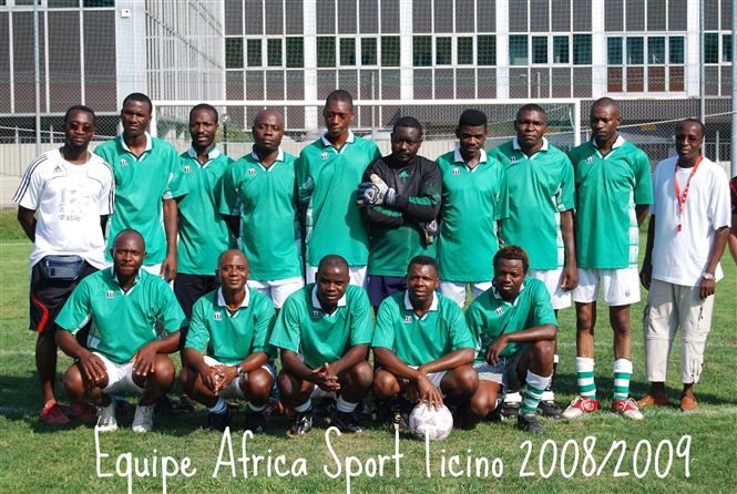 Photo de l'equipe africaine lors d'un tournoi de football... Africa Sport Ticino ( Suisse). Coach :Ndombele Antoine Seimo