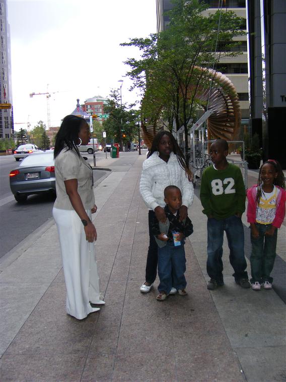 Angel A. avec ses enfants au centre ville Calgary, Canada.