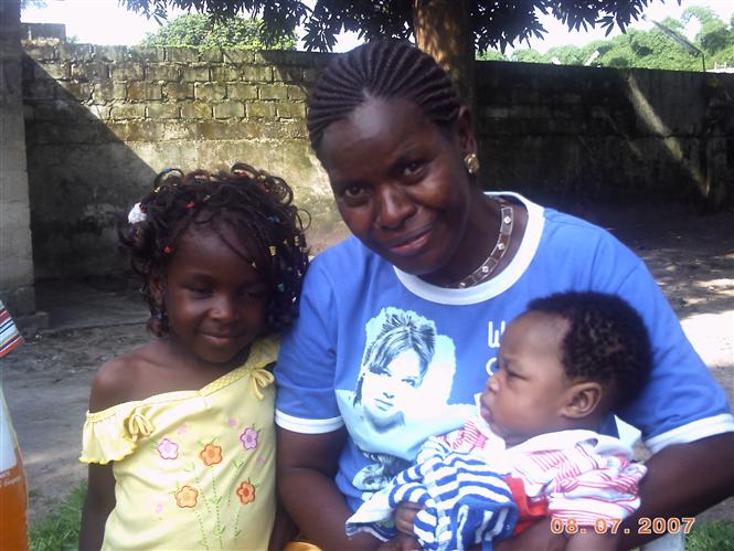 FANNY BILA et sa Tante MARIE BILA avec DAVID,le bébé de CLARISSE KIESSE à MBINZA PIGEON.