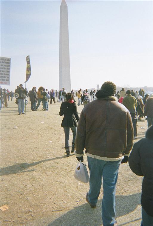 Les gens se dirigent vers le Washington Monument sur le National Mall à Washington, DC, pour assister à l'inauguration historique du Président Barack Obama.