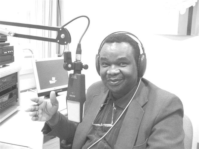Dr. Léopold Kumbakisaka au cours d'une présentation des informations. Radio-Canada (Journaliste-Intervieweur et Recherchiste)