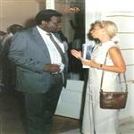 Dr. Léopold Kumbakisaka s'entretient avec une diplomate suédoise, lors du lancement du jou ...