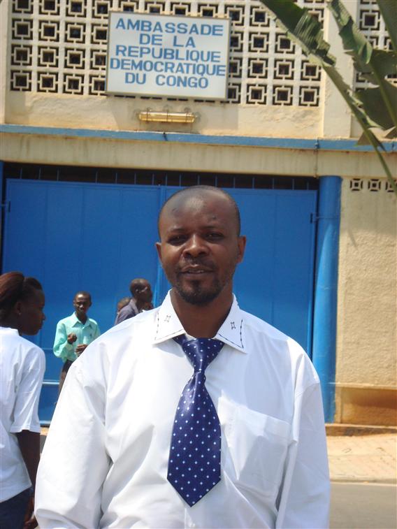 Emery Cirhuza devant l'Ambassade de la RDC au Burundi en Juillet 2009.