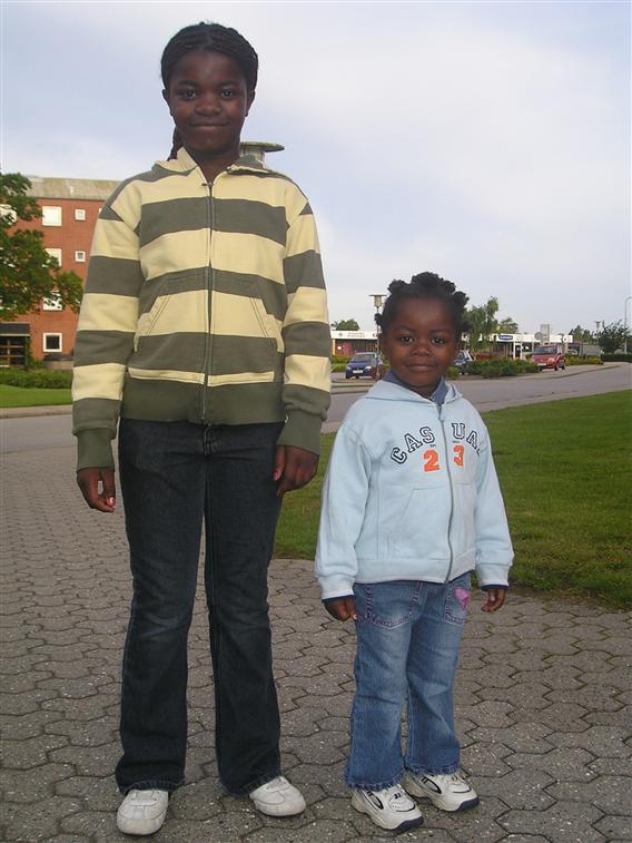 Moi je suis une fille congolaise qui aime beaucoup de contact avec tout les monde je m`appele SAKINA avec ma petite soeur MACHOZI