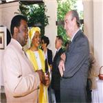 Dr. Léopold Kumbakisaka, son épouse, Mme Marie-Thérèse Kumbakisaka en conversation avec l' ...