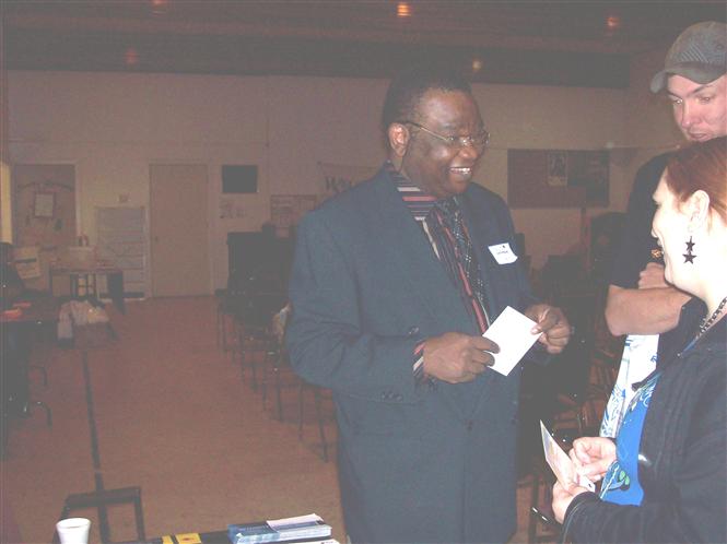 Dr. Léopold Useni Yumbi Kumbakisaka s'entretient avec un couple canadien anglophone lors de la promntion de la langue ede voltaire dans la contrée de Saskatchewan (Canada)