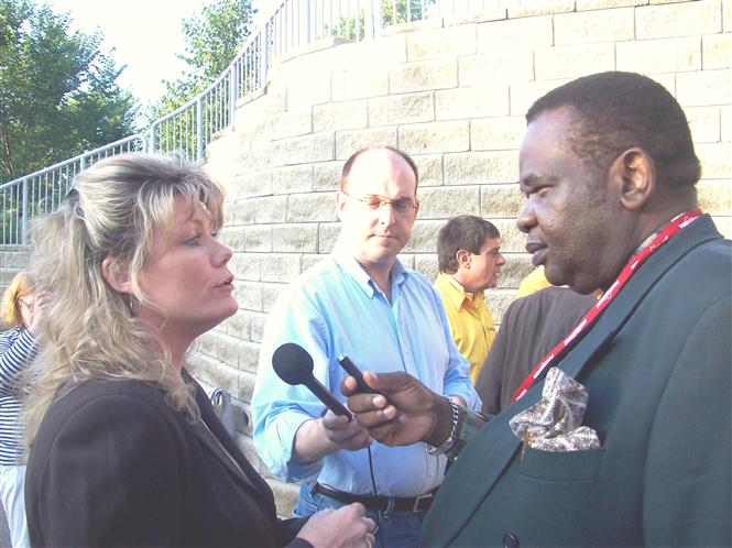 Madame Shelly Glover députée fédérale  de Saint-Boniface  répondant aux questions de l'Éditeur-Directeur Dr. Léopold Kumbakisaka mars 2010