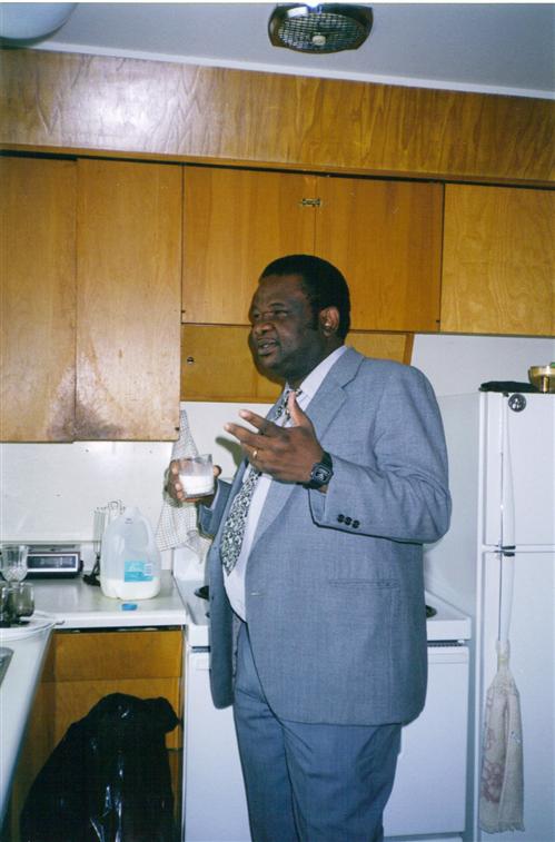 Un verre du lait avant d'aller au travail, Dr. Léopold Kumbakisaka, Journaliste-Recherchiste et intervieweur à Radio-Canada (2004)