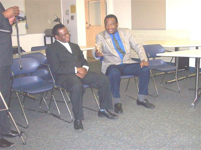 De Gauche à droite, Mukubwa Dr. Tshite Yashima et Dr. Léopold Kumbakisaka ( Canada, Edmonton, 2008)